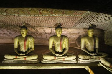 Dambulla Mağaratapınağında Buda'nın üç heykeli, Sri Lanka