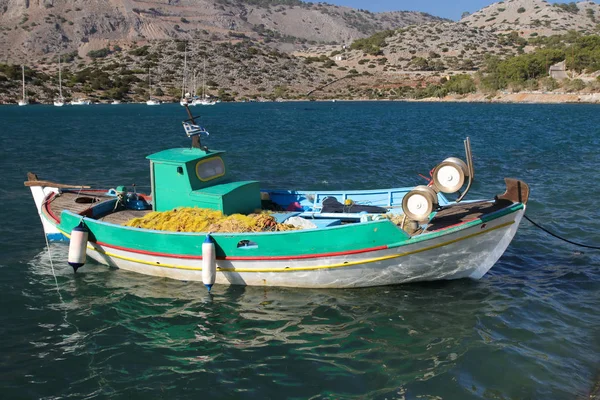 Barco de pesca griego con red — Foto de Stock