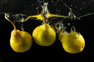  Siyah üzerine su sıçrayan üç armut
