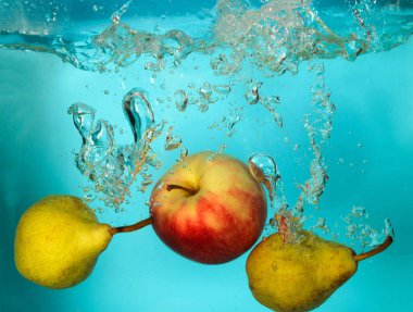 Armut ve mavi bckground su elma sıçrama