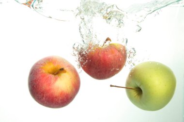 Beyaz su da su üç Elma sıçrama