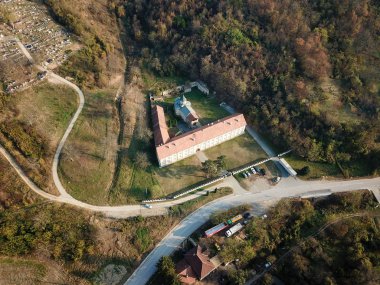 Sırbistan'daki Rakovac ortodoks manastırına havadan hava görünümü