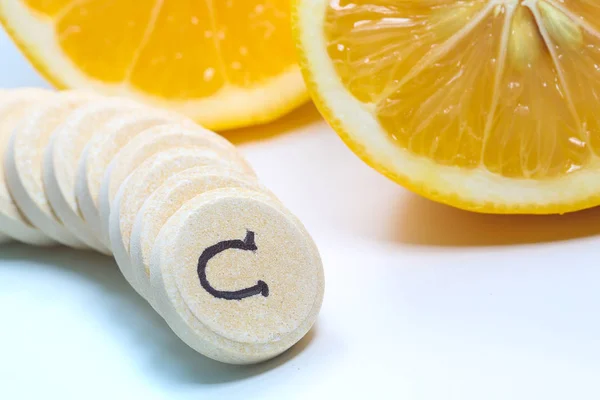 Comprimidos de limão fresco e vitamina c — Fotografia de Stock