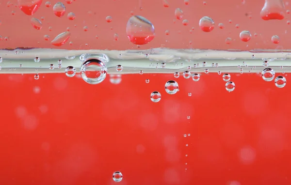 Texture des bulles d'air sur fond rouge — Photo