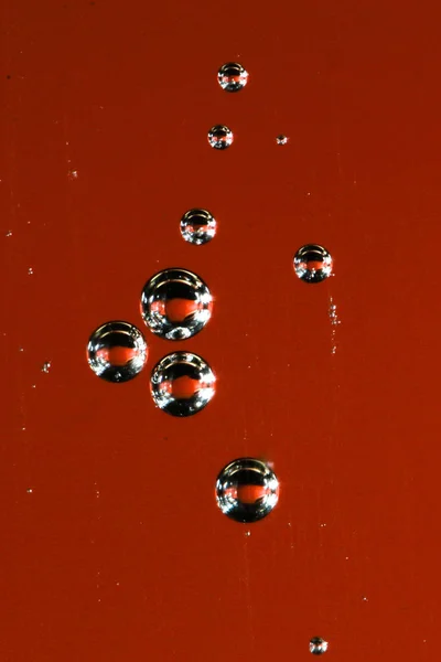 Textur von Luftblasen im Wasser auf rotem Tuch — Stockfoto