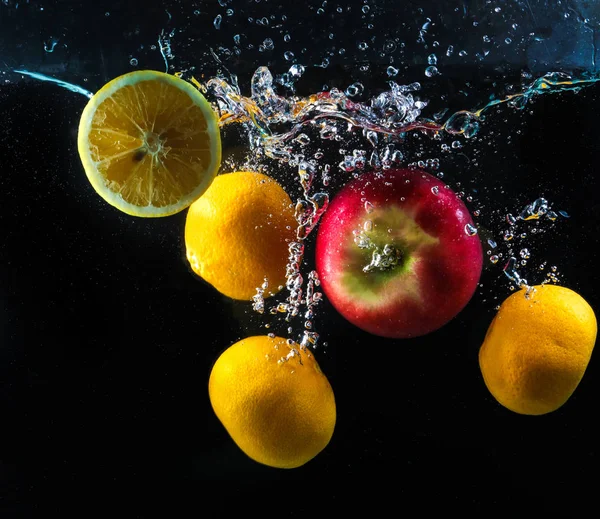 Vários frutos colorfu laranja, limão e salpicos de maçã de água o — Fotografia de Stock