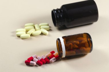 İki şişe renkli hap