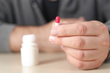 Adam antidepresanlar kapsül alır