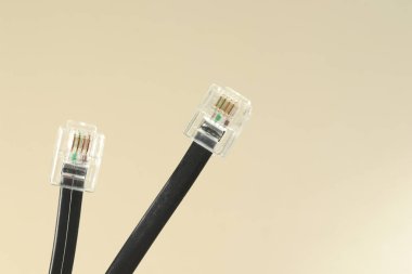 Rj-45 konektörlü beyaz iki telefon kablosu