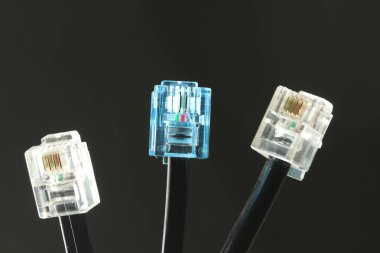 Konektörsiyah üç telefon kablosu