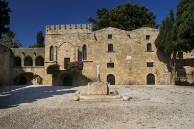 Argyrokastro Ortaçağ Meydanı'ndaki Çeşme, Rodos Kasabası, Yunanistan 