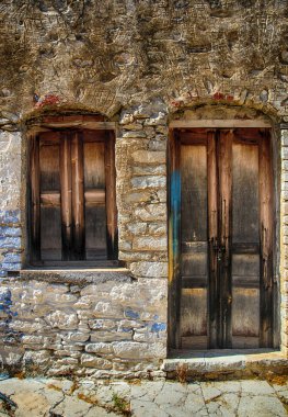 Symi adasında ahşap pencere ve kapı ile taş ev, Yunanistan 