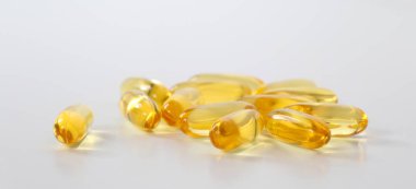 Sarı balık yağı kapsülleri, omega 3, beyaz üzerine. 