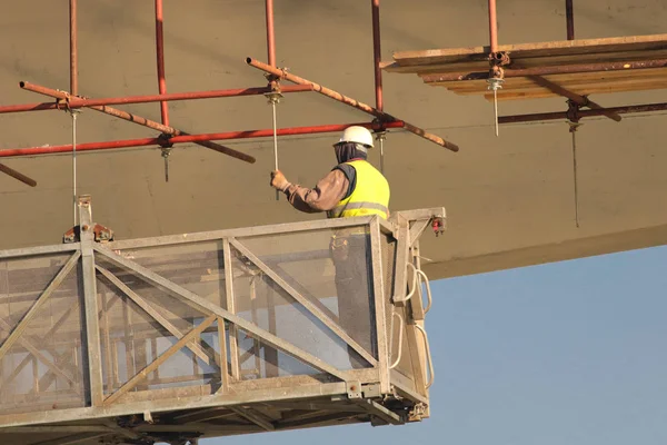 Trabajador en las obras de construcción de andamios — Foto de Stock