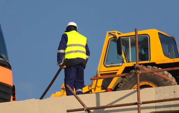 Trabajadores de color amarillo en las obras de construcción de andamios — Foto de Stock