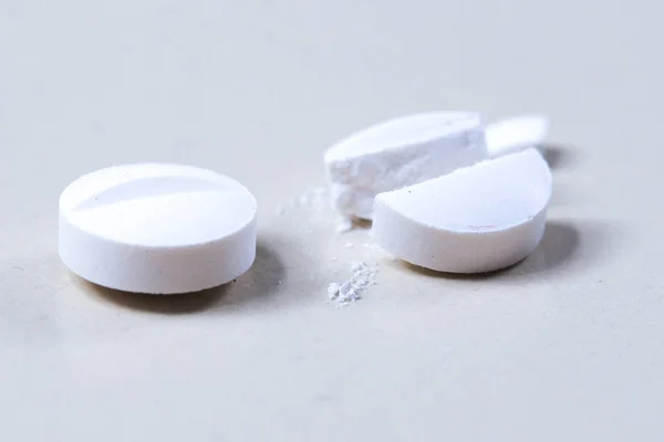 Dosificación, reducir a la mitad la píldora de antibióticos blancos — Foto de Stock
