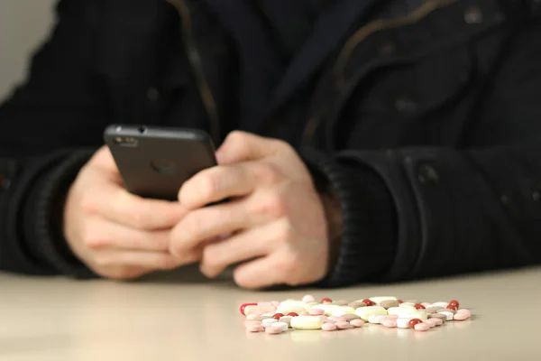 Drugsdealer met ecstasy pillen belt klanten — Stockfoto
