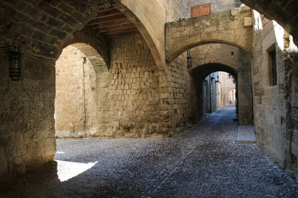 Średniowieczna, łuczona ulica w mieście Rodos — Zdjęcie stockowe