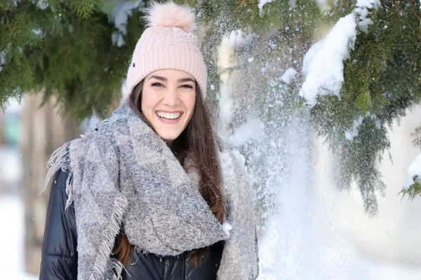 Smiling girl in winter with snow and christmas tree — Stock Photo, Image