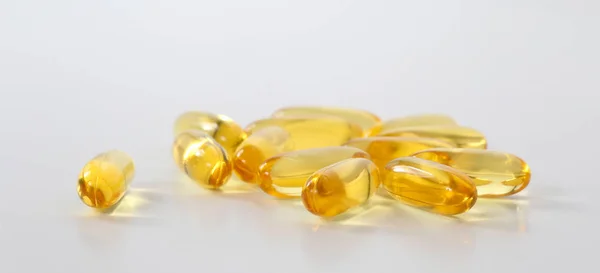 Żółte kapsułki oleju rybnego, omega 3, na białym — Zdjęcie stockowe