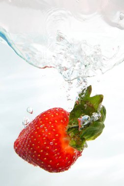 Beyaz üzerinde suya sıçramak taze strawberri
