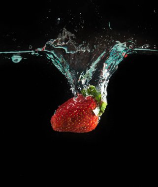 Strawberri siyah su içine sıçrama