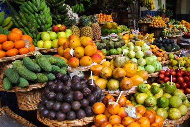 Madeira pazarında çeşitli tropikal meyveler