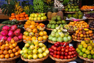 Madeira Funchail pazarda çeşitli tropikal meyveler