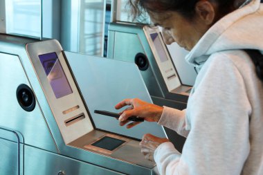 Kadın uçuş öncesinde Havaalanı kapısı akıllı telefon ile kontrol edilir