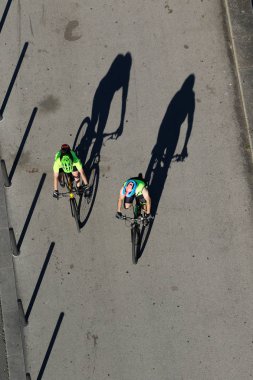 Gölgeler ile yolda iki renkli bisikletçiler üst görünümü