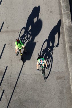 Gölgeler ile yolda iki bisikletçiler üst görünümü
