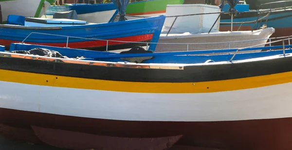 Barcos de madeira coloridos em Camara de Lobos vilage Ilha da Madeira P — Fotografia de Stock