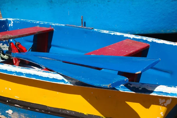 Barcos de pesca coloridos com remos na ilha do Funchal Madeira — Fotografia de Stock