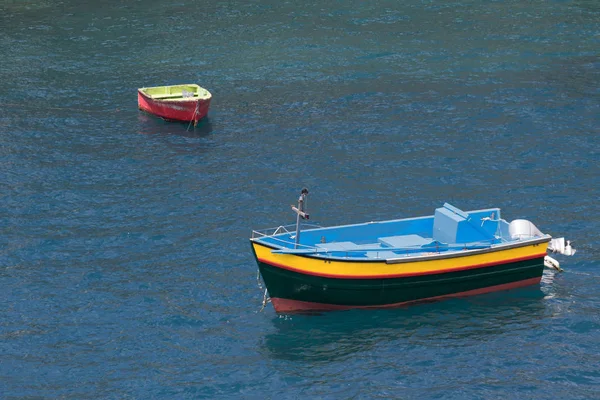 Dois barcos de madeira no oceano Atlântico, Camara de Lobos vilage Madei — Fotografia de Stock