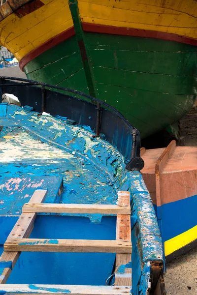 Riparazione di vecchie barche nell'isola di Madeira Portogallo — Foto Stock