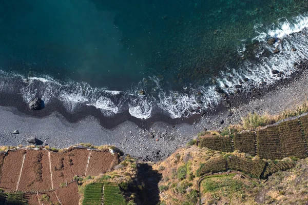 Vista superior sobre o litoral e os campos do penhasco do Cabo Girao na Madeira — Fotografia de Stock