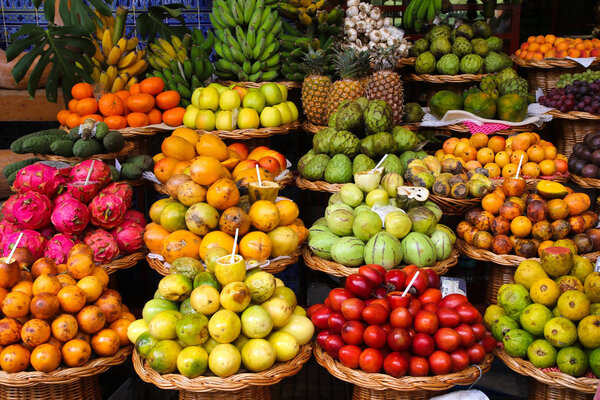 Различные тропические фрукты на рынке Фунчайл в Мадейре
