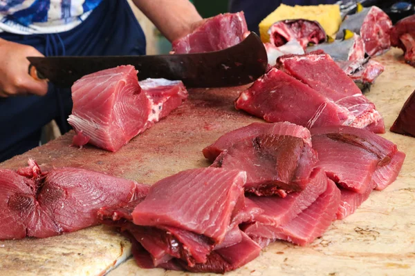 Butcher Funchal balık pazarında bir ton balığı yığını hazırlar, Madeira — Stok fotoğraf