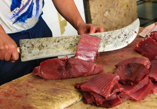 Kasap Funchal balık pazarında bir ton balığı filets hazırlar, Madeira i — Stok fotoğraf