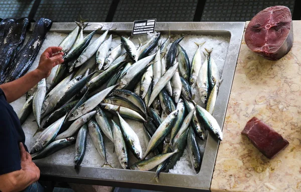 Fischmarkt, Thunfisch, schwarze Scheide und Sardinen in Funchal, Madi — Stockfoto