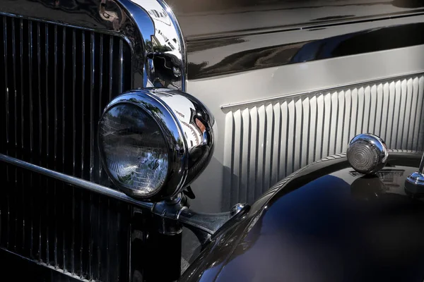 Λεπτομέρεια του γυαλιστερό vintage μαύρο αυτοκίνητο — Φωτογραφία Αρχείου