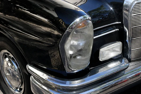 Détail de luxe vintage voiture noire, lumière, pare-chocs et roue — Photo