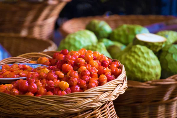 Frische Pitanga und Anonna-Früchte Stockfoto