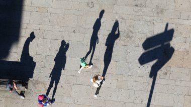 Sokakta gölgeleri olan ailenin en iyi görünümü