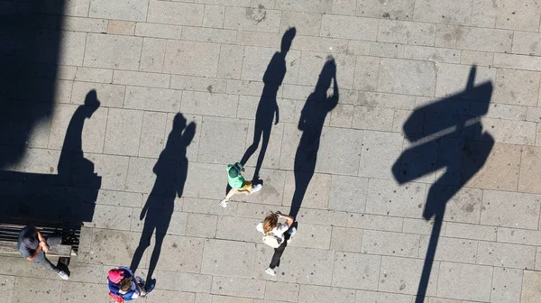 Draufsicht auf Familie mit Schatten auf der Straße lizenzfreie Stockfotos