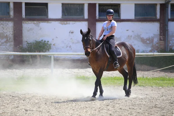 乗馬学校でヘルメット乗馬の女の子 — ストック写真