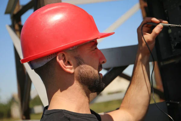 Ingeniero Casco Rojo Con Multímetro Poste Eléctrico — Foto de Stock