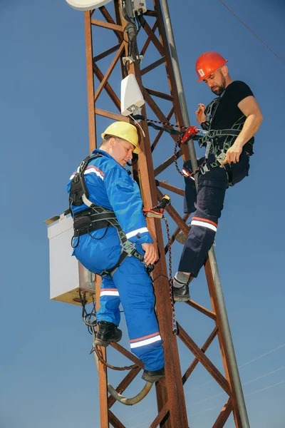 Dos Tehnician Están Trabajando Polo Línea Transmisión Energía — Foto de Stock