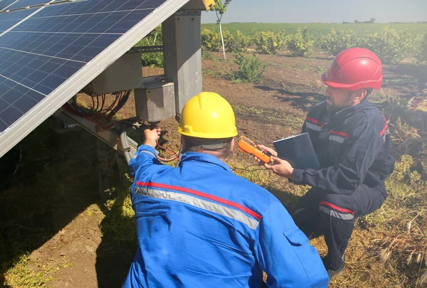 Dos Electricistas Controlan Panel Solar — Foto de Stock