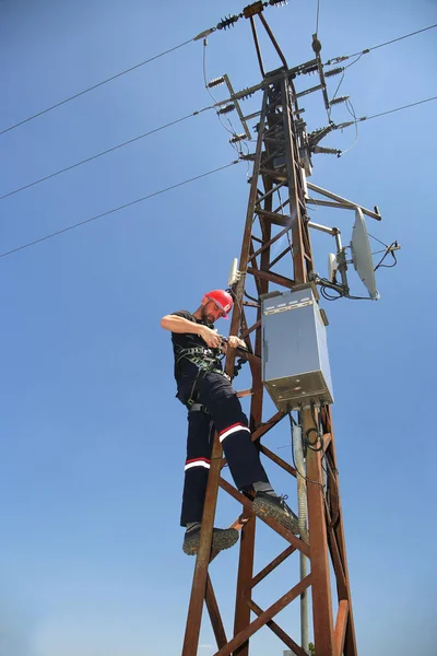 Arbeiter Justiert Die Antenne Für Das Hochleistungs Scada System — Stockfoto